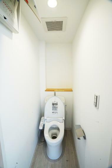 1階トイレ　※2022年8月のフルリフォーム直後の写真です
