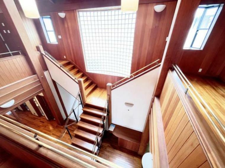 2階への階段は左右振分型で海外の邸宅のような豪華な仕様です。