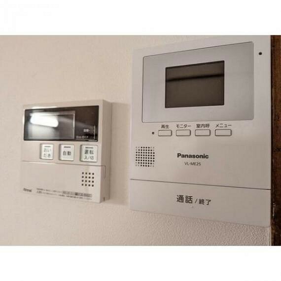 来訪者を確認できるTVモニター付きインターフォン・追い焚き機能付き給湯器リモコンです。