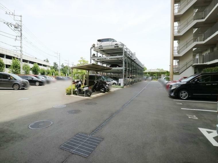 広々した敷地内の駐車場です（機械式）。車の往来もしやすいゆったりとした広さです。