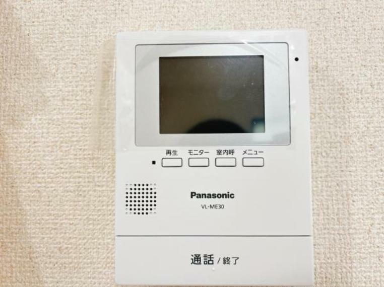 【リフォーム済】Panasonic製モニター付きドアホンです。留守中の来客も記録できるので防犯面でも安心です。しつこいセールスも顔を合わせずに対応できます。