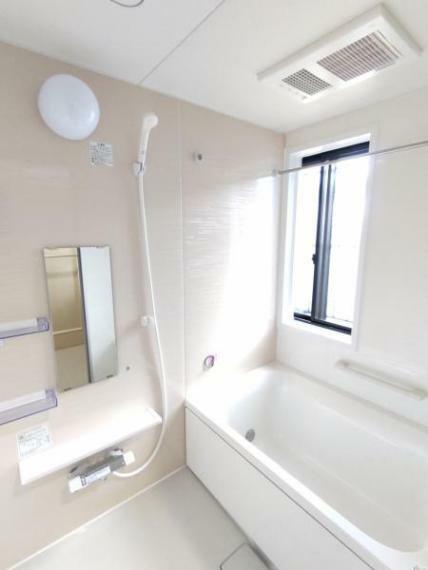 【リフォーム後写真】浴室はハウステック製の新品のユニットバスに交換しました。足を伸ばせる1坪サイズの広々とした浴槽で、1日の疲れをゆっくり癒すことができますよ。