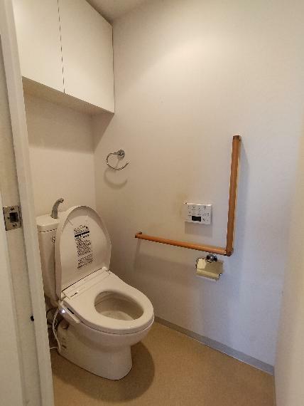 温水洗浄便座あり/トイレ蓋はセンサーで自動オープン式