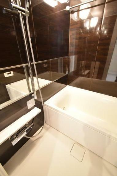 飽きの来ないシンプルかつお洒落なデザインの浴室です。<BR/>日々の疲れを癒してくれる贅沢な空間となっております。
