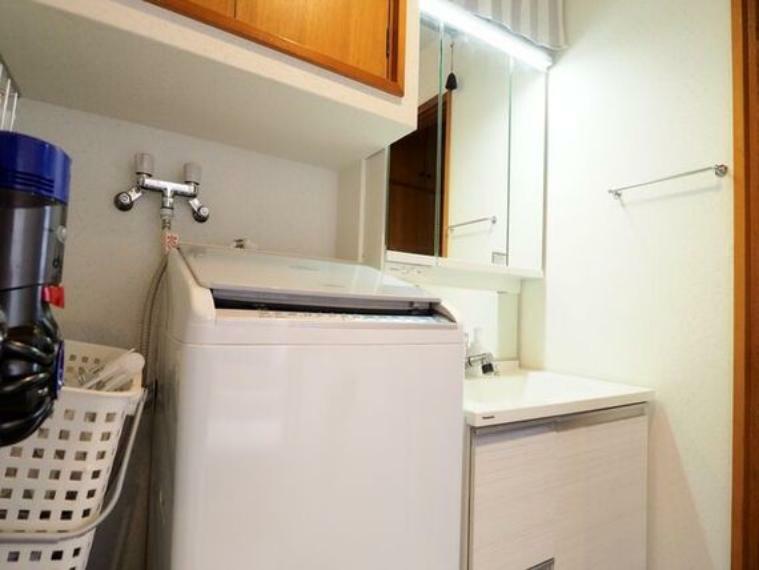 洗面台の横にランドリースペースをご用意。家事導線が良く、ラクラクお洗濯
