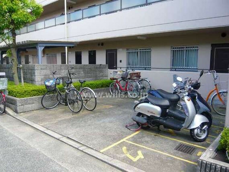 バイク置場と駐輪場