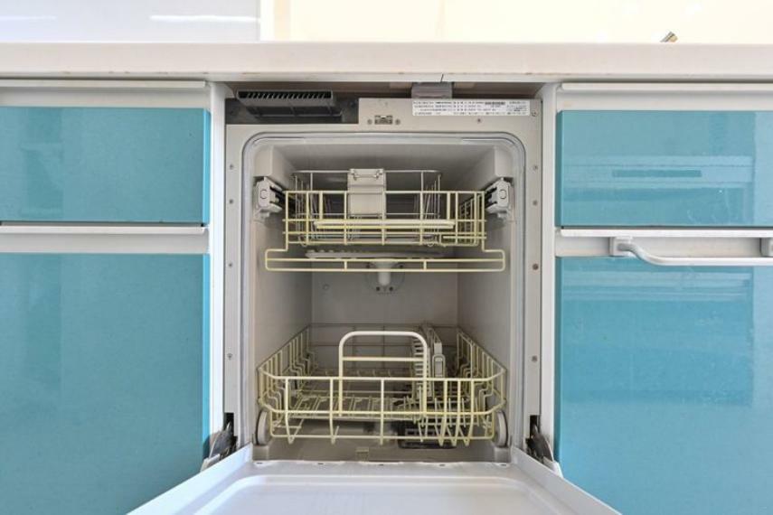 ビルトイン型の食洗機。見た目もすっきりで、スイッチひとつで洗浄から乾燥までできます。