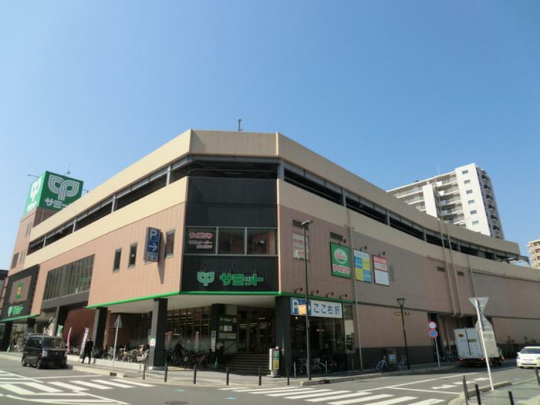 サミットストア藤沢駅北口店 営業時間9時から22時45分　同じ建物に駐車場とファミリーレストランや美容院や診療所や処方箋薬局が有ります。