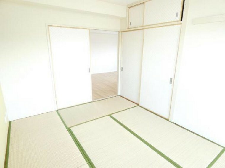 リビング続きの和室は、客間以外にもお子様のお昼寝や家事のスペースとして利用できます。