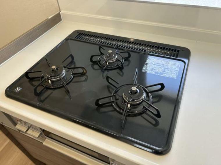 【キッチン】新品交換したキッチンは3口コンロで同時調理が可能。大きなお鍋を置いても困らない広さです。お手入れ簡単なコンロなのでうっかり吹きこぼしてもお掃除ラクラクです。