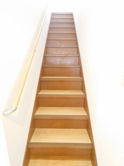 【完成済み】階段の写真です。一段ごとにフローリングの重ね張り、ノンスリップの設置を行いました。手すりも新設しましたので階段の昇り降りもしやすくなりましたよ。