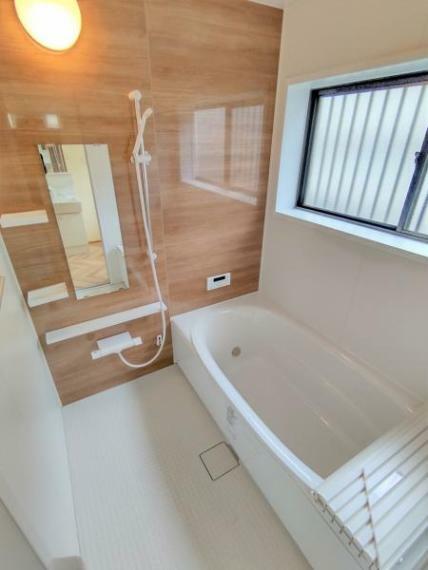 【リフォーム済】浴室はLIXIL製の新品のユニットバスに交換しました。足を伸ばせる1坪サイズの広々とした浴槽で、1日の疲れをゆっくり癒すことができますよ。