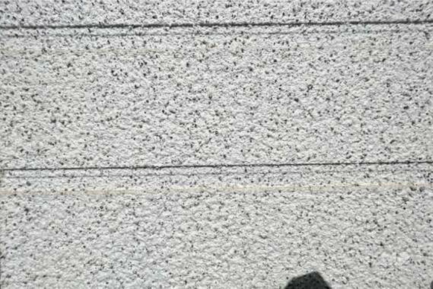 外壁塗装の塗料は調湿機能・有害物質吸着機能に優れたホタテの貝殻を配合［2023年7月22日撮影］