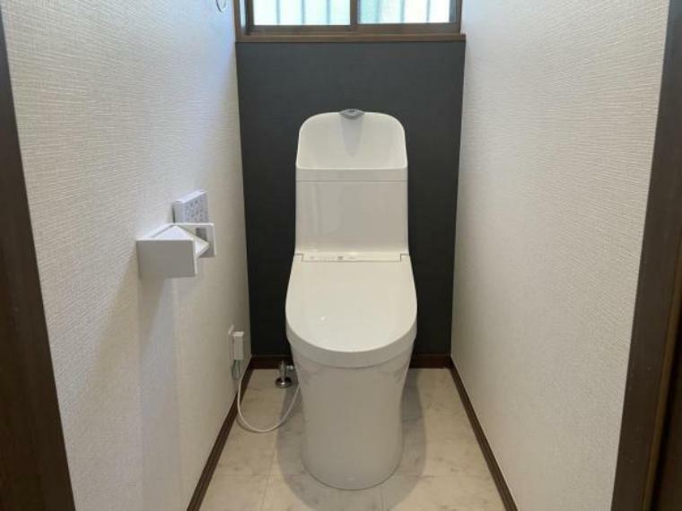 【リフォーム後写真】1階トイレはTOTO製の温水洗浄機能付きに新品交換します。表面は凹凸がないため汚れが付きにくく、継ぎ目のない形状でお手入れが簡単です。節水機能付きなのでお財布にも優しいですね。
