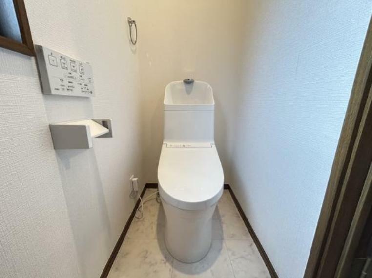 【リフォーム後写真】2階トイレはTOTO製の温水洗浄機能付きに新品交換しました。2階にもトイレがありますので、いちいち1階に下りなくてもいいので、便利ですね。