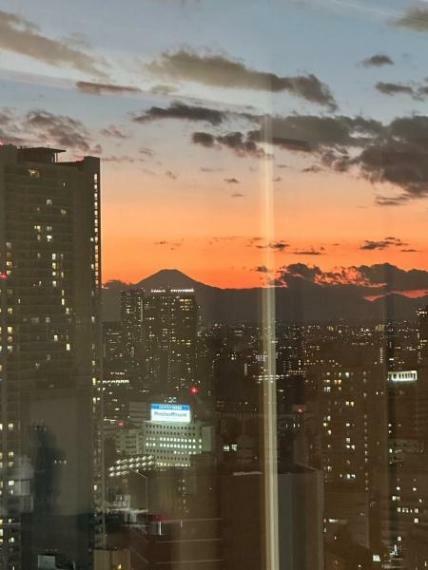 富士山を望む夕景（バルコニーからの眺望）