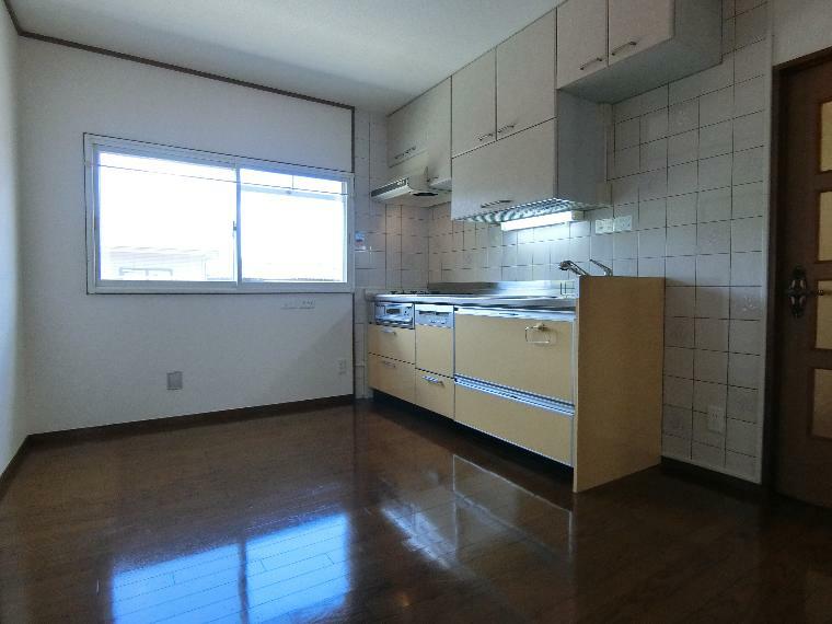壁沿いにキッチンがあるため、スペースが広く使えます