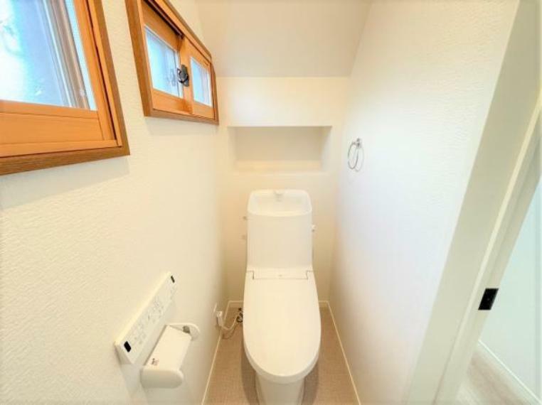 【リフォーム済】トイレはLIXIL製の温水洗浄機能付きに新品交換しました。キズや汚れが付きにくい加工が施してあるのでお手入れが簡単です。直接肌に触れるトイレは新品が嬉しいですよね。