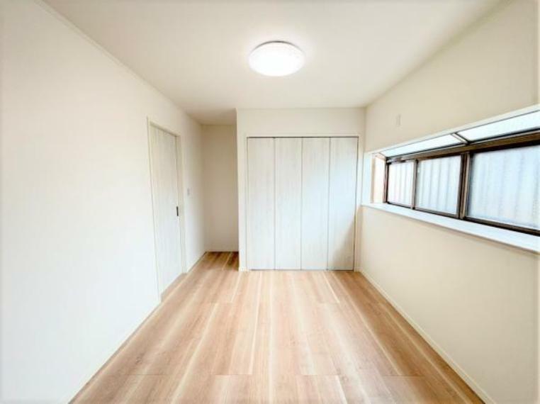 【リフォーム済】1階のDKは洋室に間取り変更しました。床はフローリング貼り、天井壁はクロス貼替を行いました。主寝室にいかがですか。