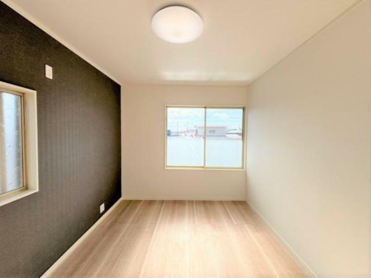 【リフォーム済】2階洋室を撮影しました。床はフローリング貼り、天井壁はクロス貼替を行いました。