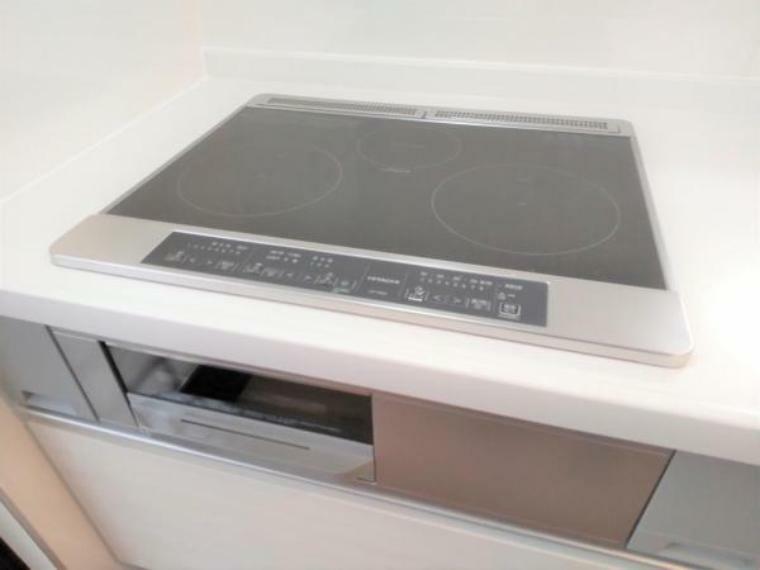 【同仕様写真】新品交換済のキッチンはIHの3口コンロで同時調理が可能。大きなお鍋を置いても困らない広さです。お手入れ簡単なIHのコンロなのでうっかり吹きこぼしてもお掃除ラクラクです。