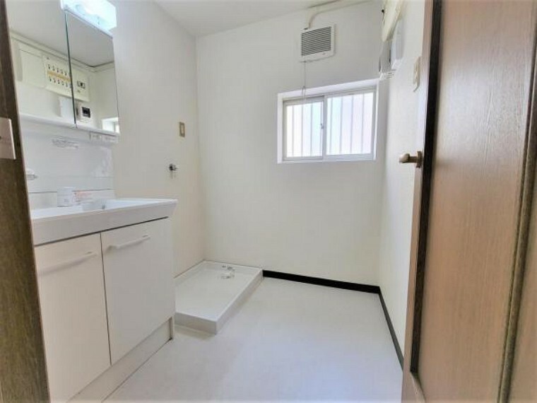 ホワイトカラーでコーディネートした洗面室は明るく清潔感のある空間ですよ！