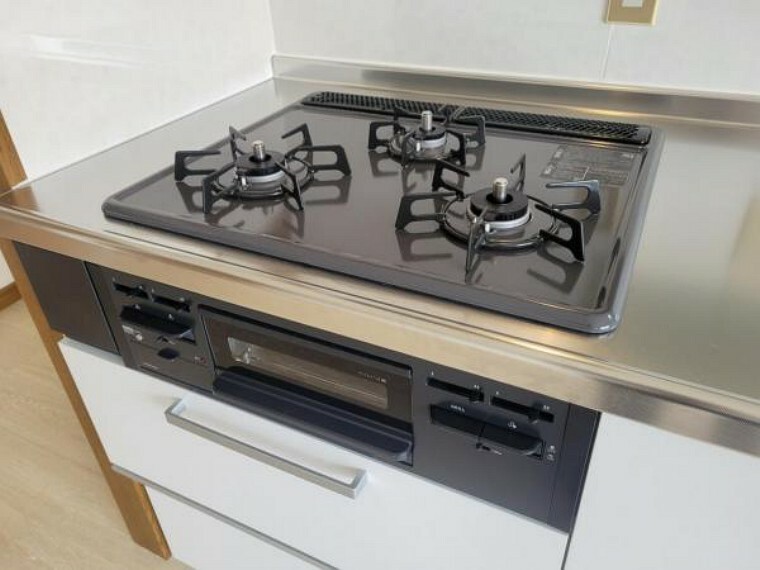 システムキッチンは使い勝手の良い3口タイプのコンロ！