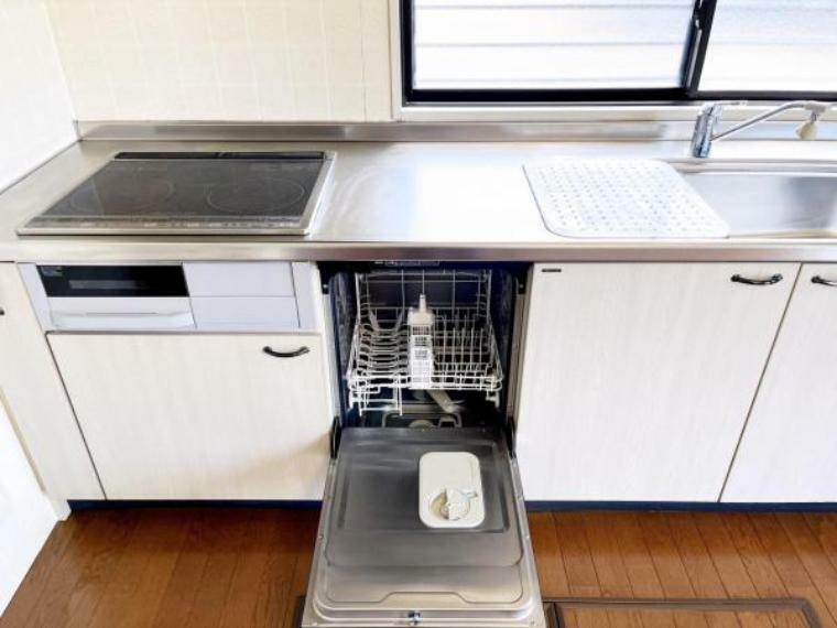 50℃以上の高温のお湯で洗うため雑菌の繁殖を防ぎ、衛生的な食洗機付です。大型の食洗機付で面倒な食器洗いもラクラク。