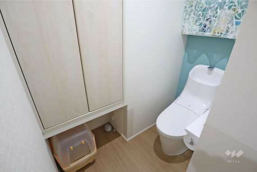 3階トイレは広く収納スペースが設けられています。トイレ内に手洗い用の水栓もございます。