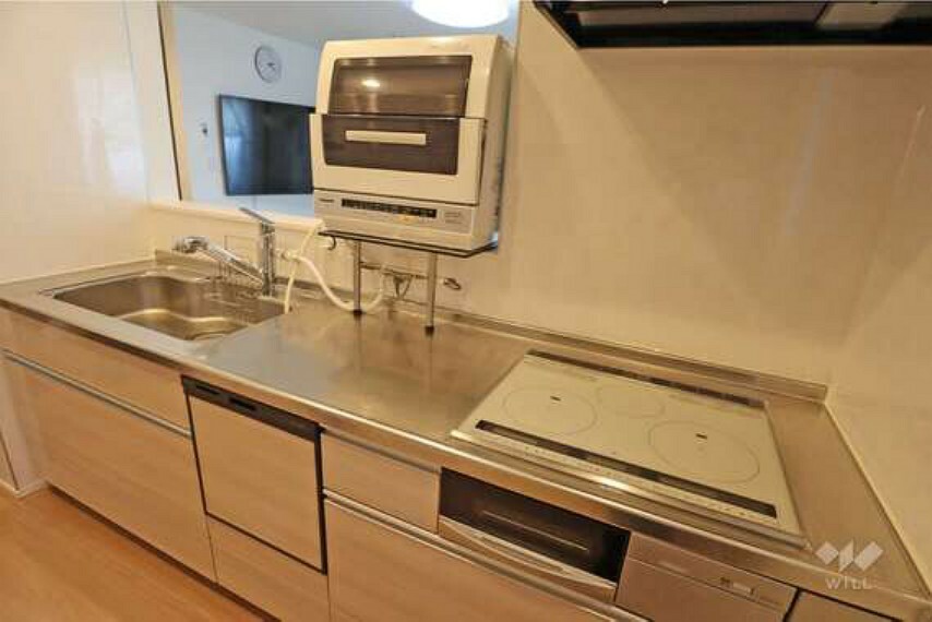 食洗器・IHクッキングヒーター採用のキッチン。対面式になっており、リビングの様子を眺めることができます。