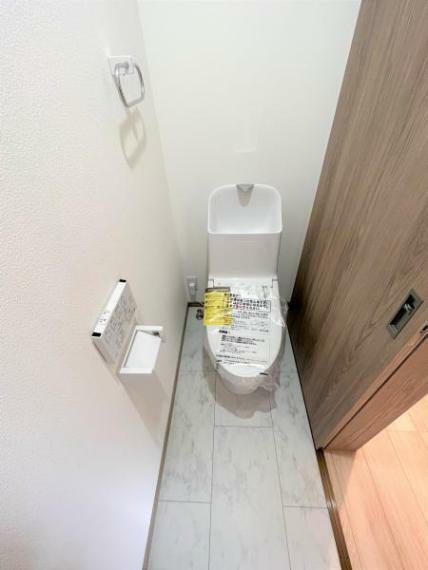 【リフォーム済】毎日使用するトイレはTOTO製で節水タイプのウォシュレット付きトイレに新品交換。クロスやフロアの張替を一緒にすることで清潔感のある空間に。直接肌に触れる部分は新品がいいですね。