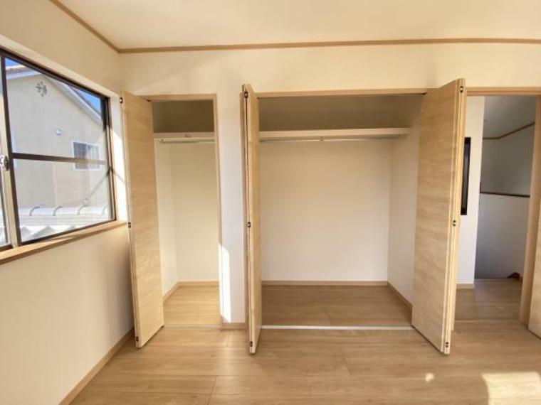 【完成済み】2階6畳洋室の収納を撮影。クローゼットは奥行きがあるので大きなものでも収納可能です。