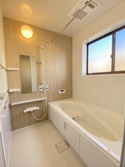 【浴室写真】お風呂は窓のついた広々1坪のリクシル製ユニットバスに新品交換致しました。1坪サイズなので、足を伸ばして入浴ができます。毎日使う水廻りが新品だと気持ちいいですね。新しいお風呂で1日の疲れを洗い流しましょう。