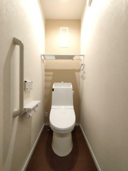 ・1階トイレ トイレは温水洗浄便座付です。