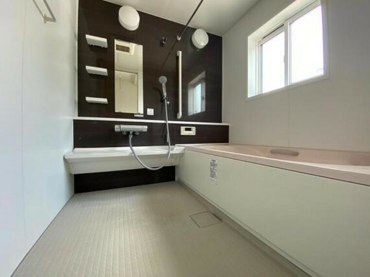 バスルームは色違いで同仕様のものが1階、2階にございます。日々の疲れをゆっくり癒して下さい。
