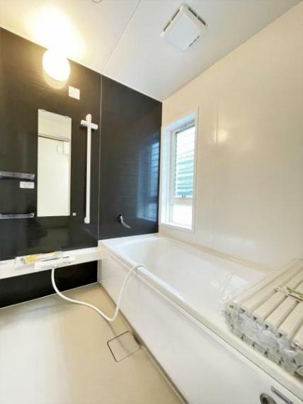 【同仕様写真】浴室はLIXIL製の新品のユニットバスに交換します。足を伸ばせる1坪サイズの広々とした浴槽で、1日の疲れをゆっくり癒すことができますよ。