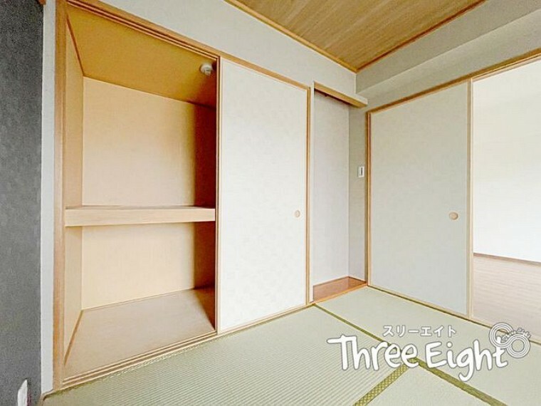 和室には大容量の押入れがございます。来客用の座布団や、日用品の収納場所としてとても便利です！