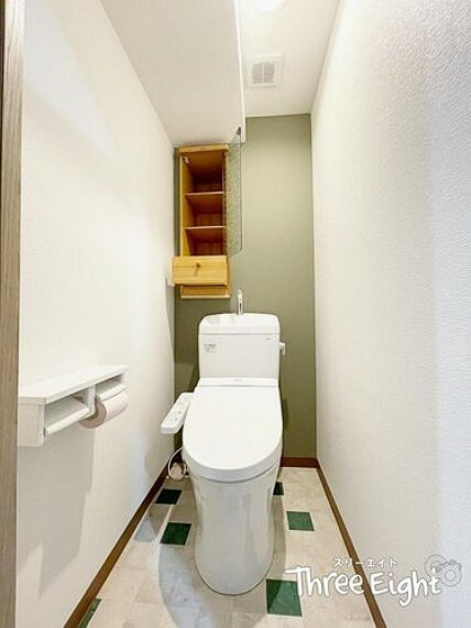 トイレは雰囲気の良いアクセントクロスが映えています。さらに収納も付いています