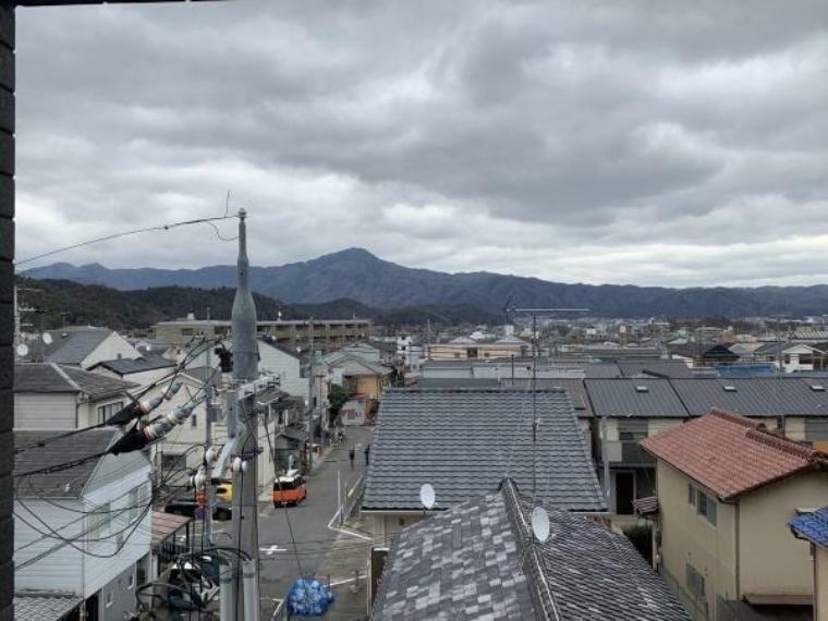 部屋から比叡山の山並みがきれいに見えます
