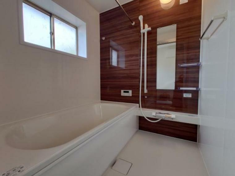 【リフォーム済】浴室の写真です。足を伸ばせる1坪サイズの広々とした浴槽に交換しました。