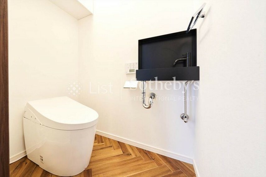 スマートなデザインのタンクレストイレは、すっきりとしたデザインで、見た目にも広さとゆとりを感じることができます。