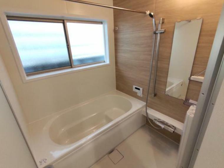 【浴室】浴室はハウステック製の新品のユニットバスに交換しました。足を伸ばせる1坪サイズの広々とした浴槽で、1日の疲れをゆっくり癒すことができますよ。