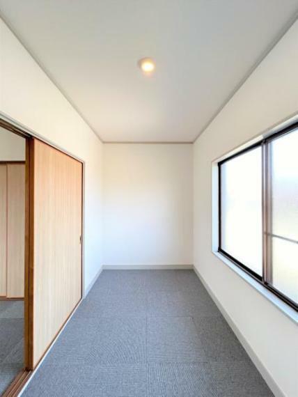 【リフォーム済】2階7.5帖洋室にはこちらのウォークインクローゼットがあります。天井壁のクロスを貼り替え床はタイルカーペットにしたので明るく清潔感のある空間に生まれ変わりました。