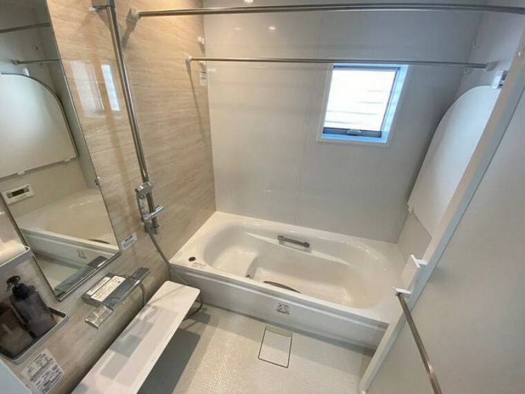 TOTOサザナFタイプ。保温効果の高い魔法びん浴槽。ほっカラリ床はすべりにくく、乾きやすくなっています。冬場でも冷っとしません。面積を最大限活用できるように設計されているので洗い場ゆったり設計。