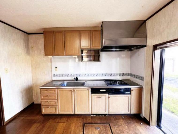 お部屋を広く使えるオープンタイプのキッチンを採用。