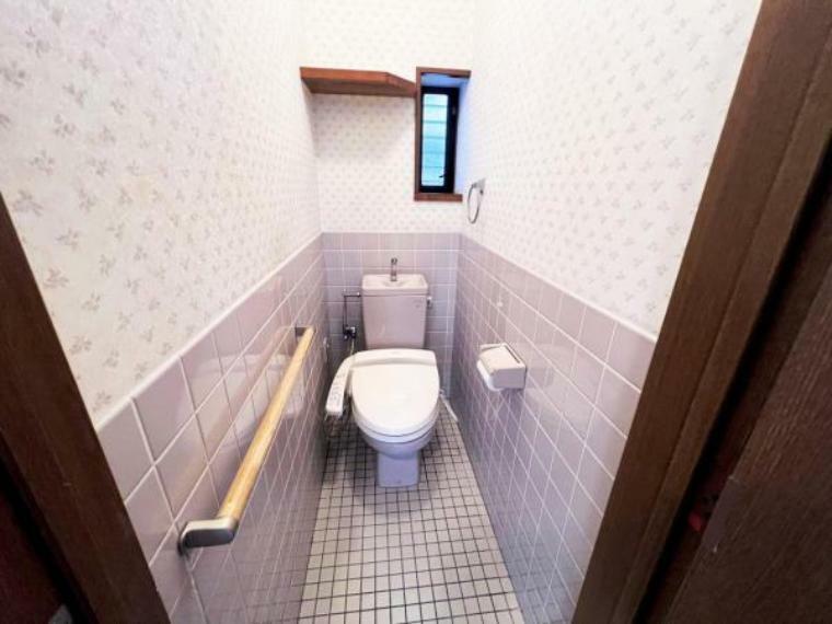 手すり付の清潔感のあるトイレです。こまめな換気が可能な小窓もございます。