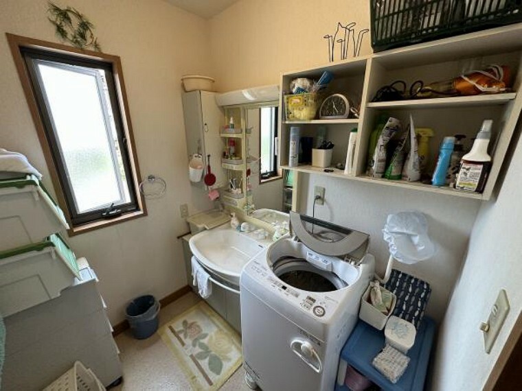 ホワイトを基調にした清潔感ある洗面台。