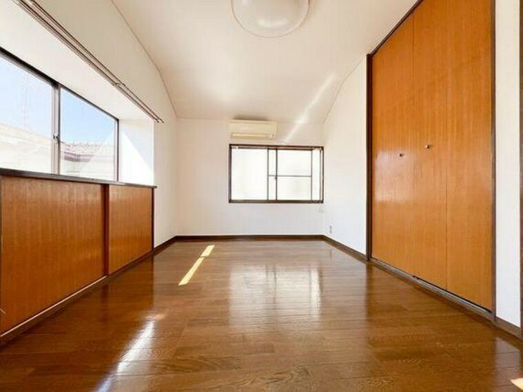 2階洋室・約5.5畳:シンプルな内装はどんな家具ともぴったり。お好みのテイストに仕上げていくのも戸建ならでは楽しみの一つです。