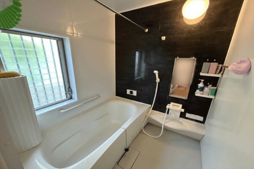 浴槽は足が伸ばせる広さ。窓がついており明るく気持ちの良い空間です。浴室乾燥機もついています。