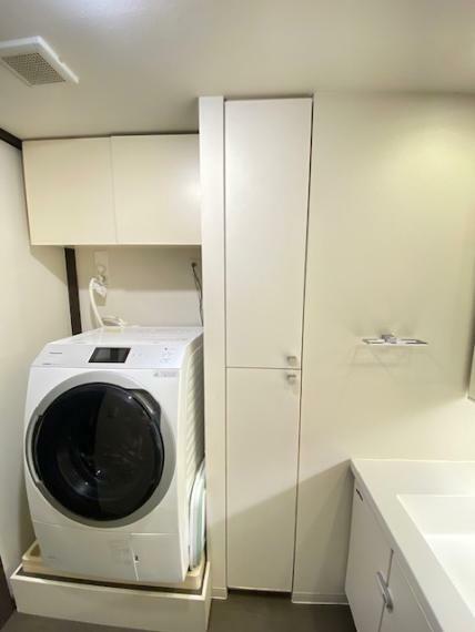 【脱衣洗面所内】 ドラム式の洗濯機も設置可能、収納スペースも近いのでタオル置き場としても洗濯用の洗剤等の収納としても利用可能です。